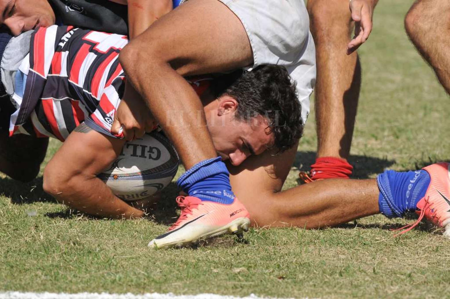 El rugby que fue uno de los primeros deportes en volver a entrenar en la ciudad pero hoy volvió a jugar un partido amistoso entre Universitario y Santa Fe Rugby.