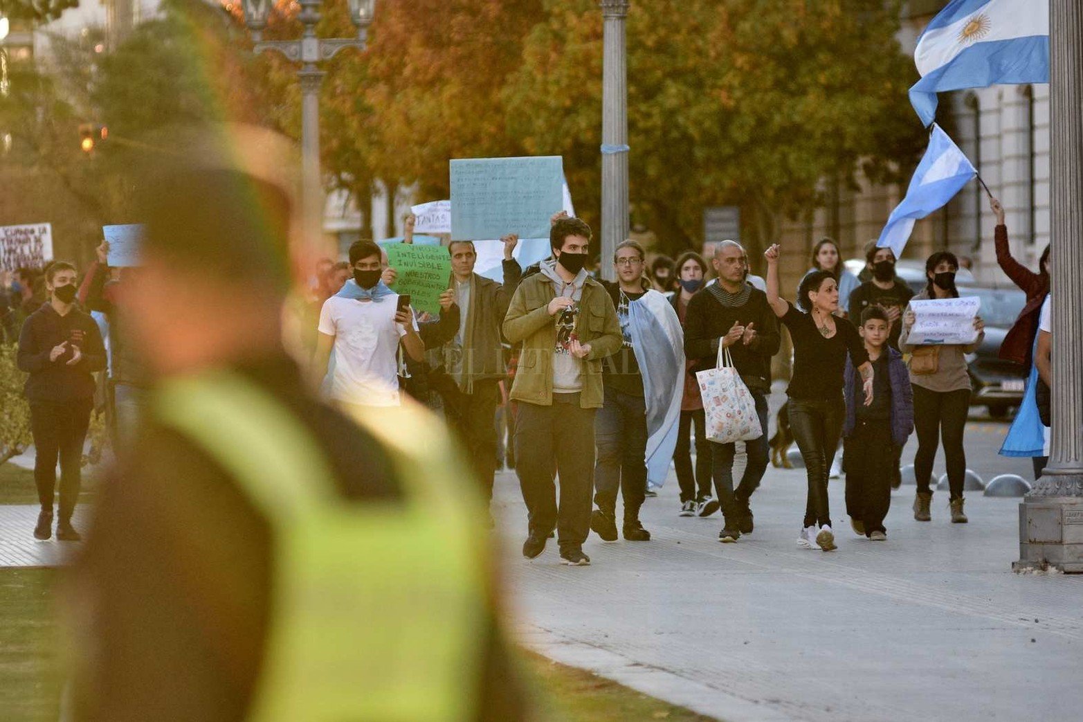 Comerciantes, gastronómicos y propietarios de gimnasios de la ciudad de Santa Fe se dieron cita frente a la Casa de Gobierno para protestar contra el nuevo cierre de actividades por el incremento de casos de coronavirus en la región.