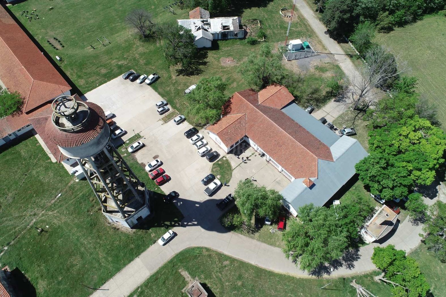Su base de operaciones está en la ciudad de Recreo, en un sector de las instalaciones donde otrora funcionó el liceo militar Gral. Manuel Belgrano. Allí está lo que ellos denominan el laboratorio