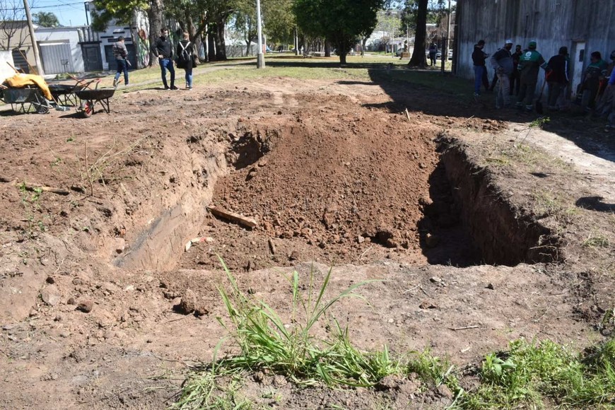 Las fotos de la "pileta" en un terreno público