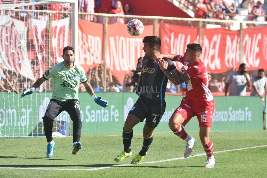 Unión goleó a Atlético Tucumán