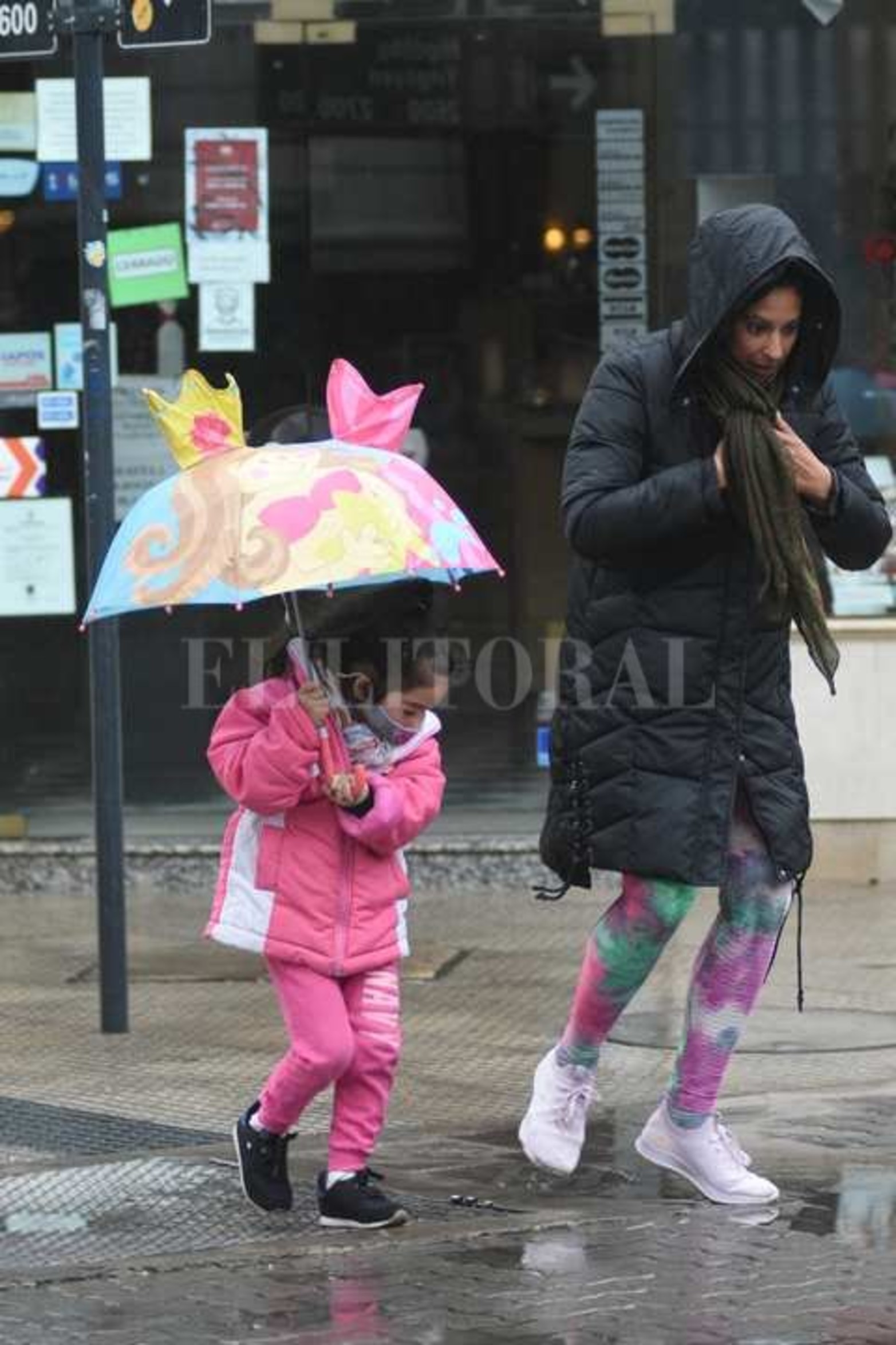 La ciudad de Santa Fe se presenta este viernes con lluvias fuertes desde horas de madrugada