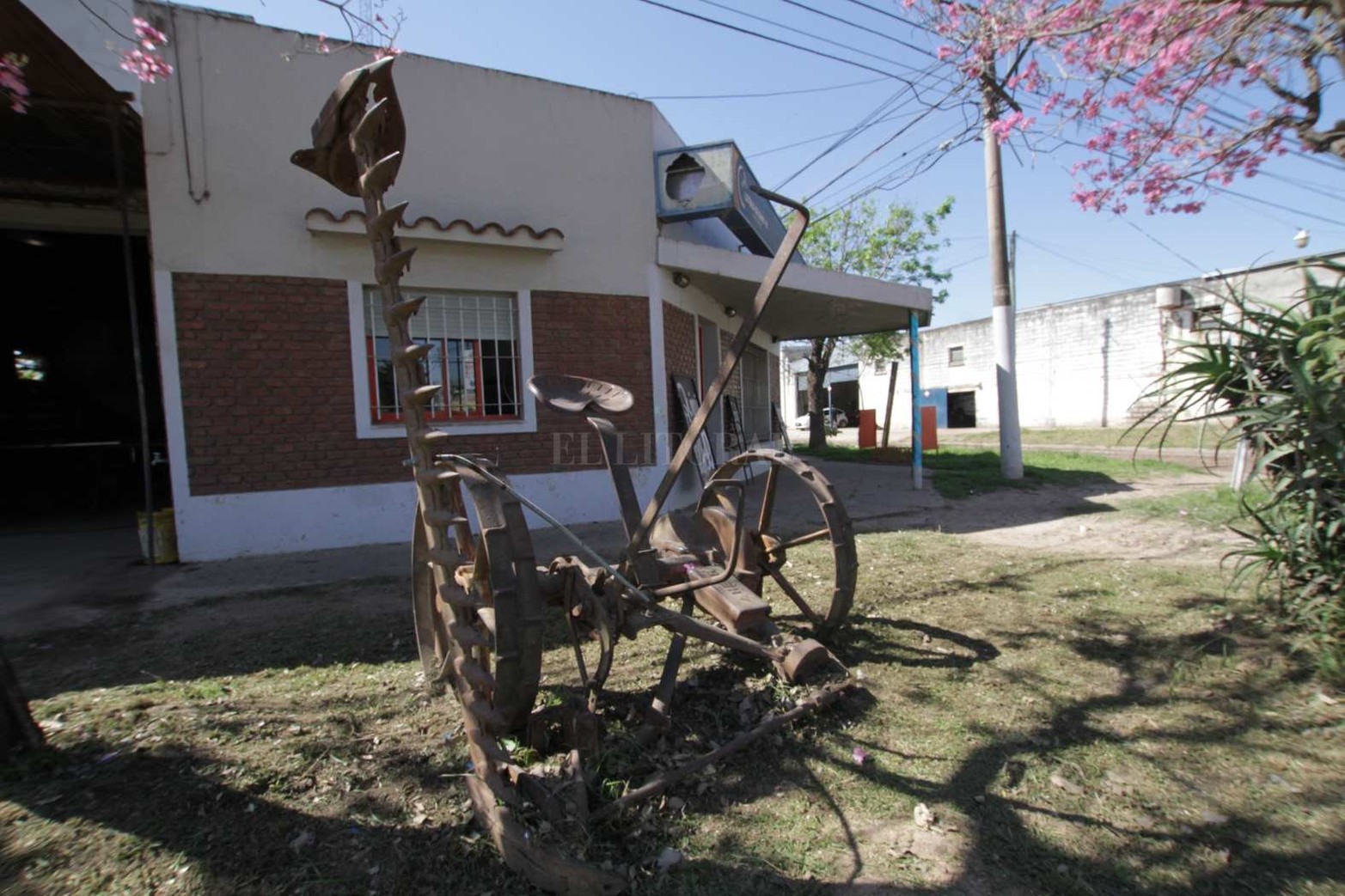 Altos del Valle es uno de los barrios que traza el límite norte de la ciudad con la localidad de Ángel Gallardo. También es el barrio que tiene como particularidad que, de norte a sur, sus calles llevan nombre de flores y, de este a oeste, de árboles.