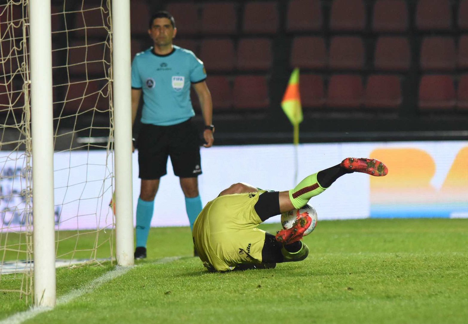El arquero uruguayo Leonardo Burián volvió a atajar un penal que le da el pase a la semifinal del torneo. Aquí la secuencia de fotos de la figura de la cancha.