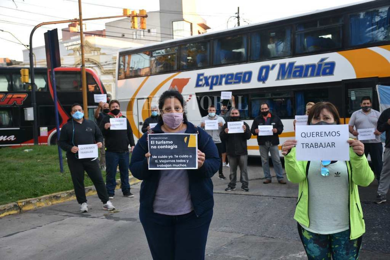 Desde las 6:00 AM los transportistas de pasajeros de turismo bloquearon los ingresos a la terminal. Reclaman poder trabajar así como lo hacen las empresas con líneas regulares.