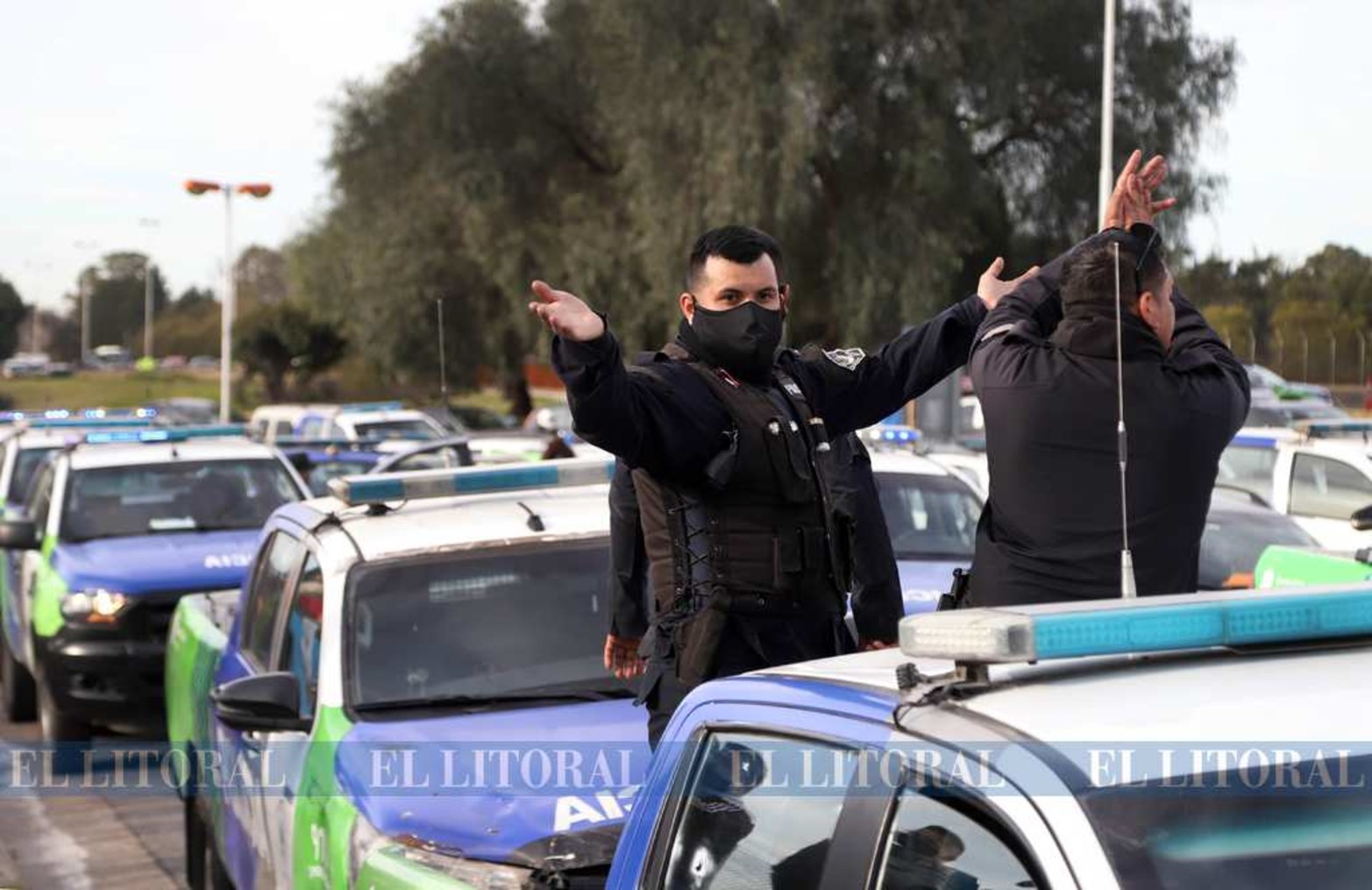 La policía de la provincia de Buenos Aires reclama aumento de sueldo. Al ser una institución sin representación gremial, usaron los propios móviles oficiales para llevar adelante la protesta.