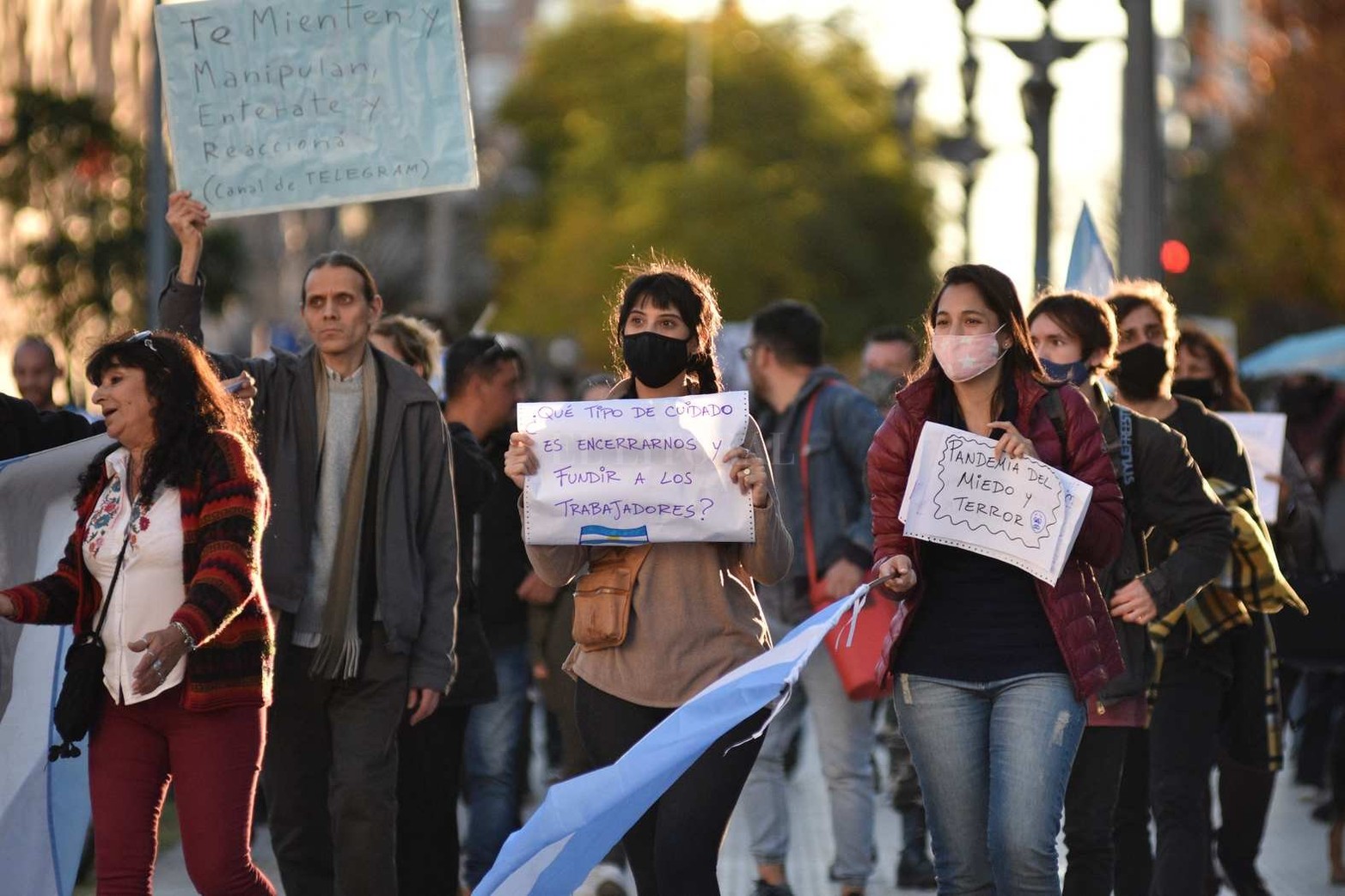 Comerciantes, gastronómicos y propietarios de gimnasios de la ciudad de Santa Fe se dieron cita frente a la Casa de Gobierno para protestar contra el nuevo cierre de actividades por el incremento de casos de coronavirus en la región.