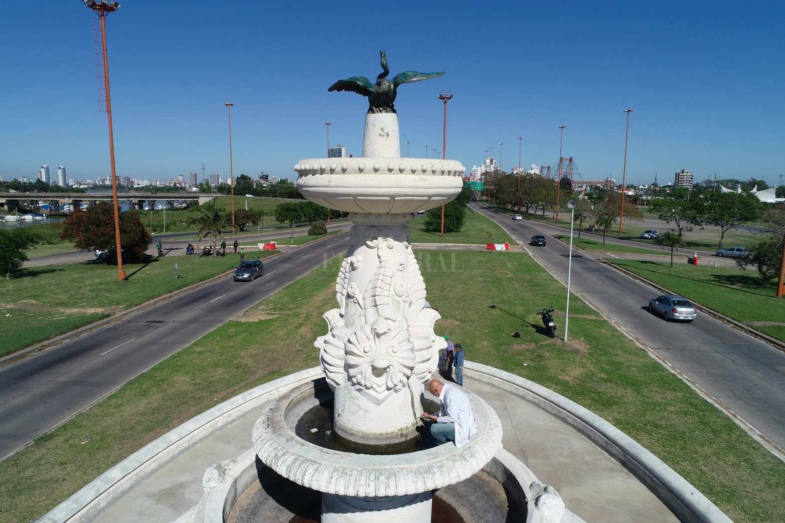 Escultura con historia. La Fuente de la Cordialidad vuelve a lucir sus mejores galas como la puerta de entrada a Santa Fe. Fue restaurada por Eduardo Gómez en un trabajo encargado por el municipio.