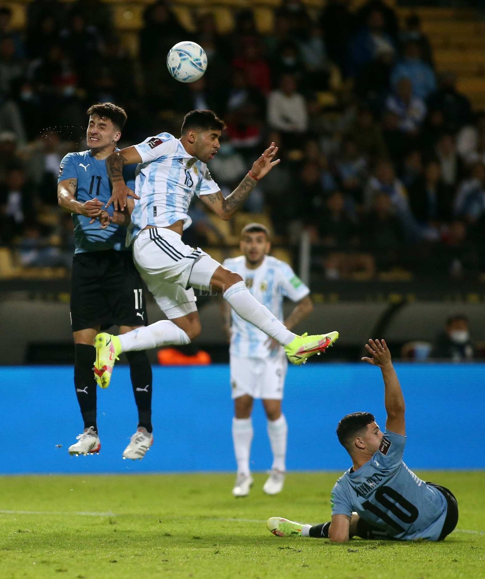 Argentino volvió a ganar (a Uruguay 1 a 0 en Montevideo) y se encamina a clasificar sin sobre salto al mundial de fútbol a disputarse en Qatar.
