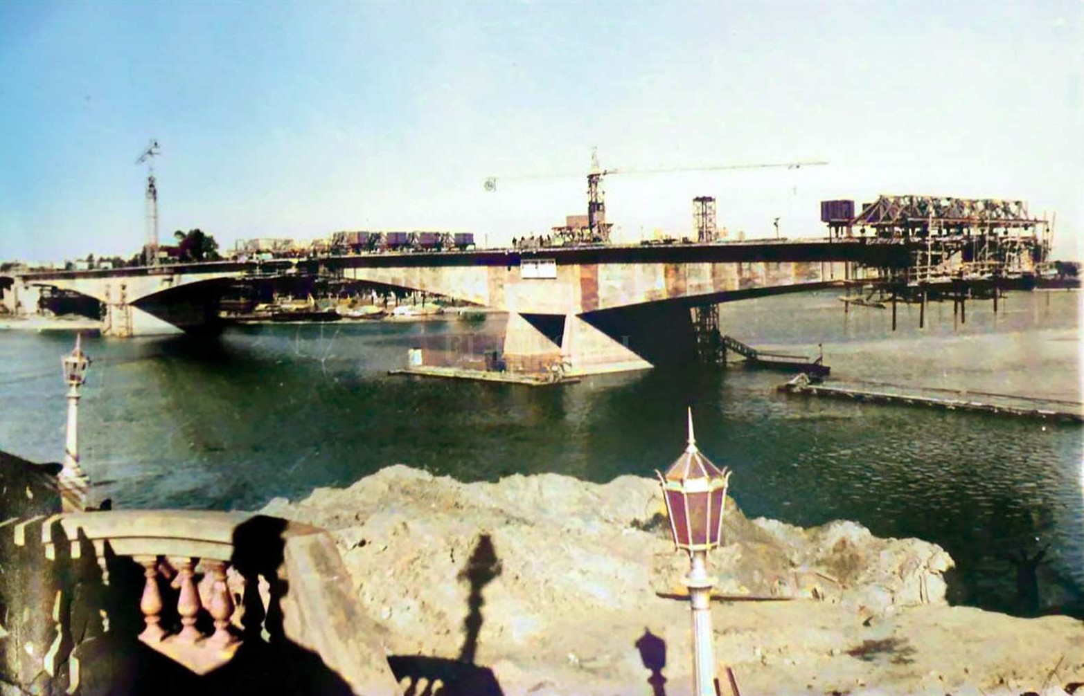 El puente Oroño comenzó a construirse en 1968 y el 29 de septiembre de 1971 se habilitó oficialmente. Se pensó como un refuerzo al Puente Colgante.