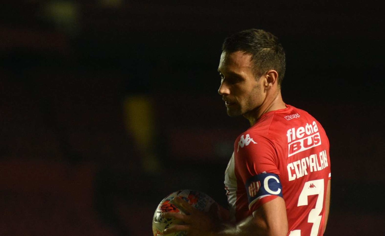 Se lleva la pelota. La experiencia de Claudio Corvalán en el fondo brindó seguridad en la defensa.