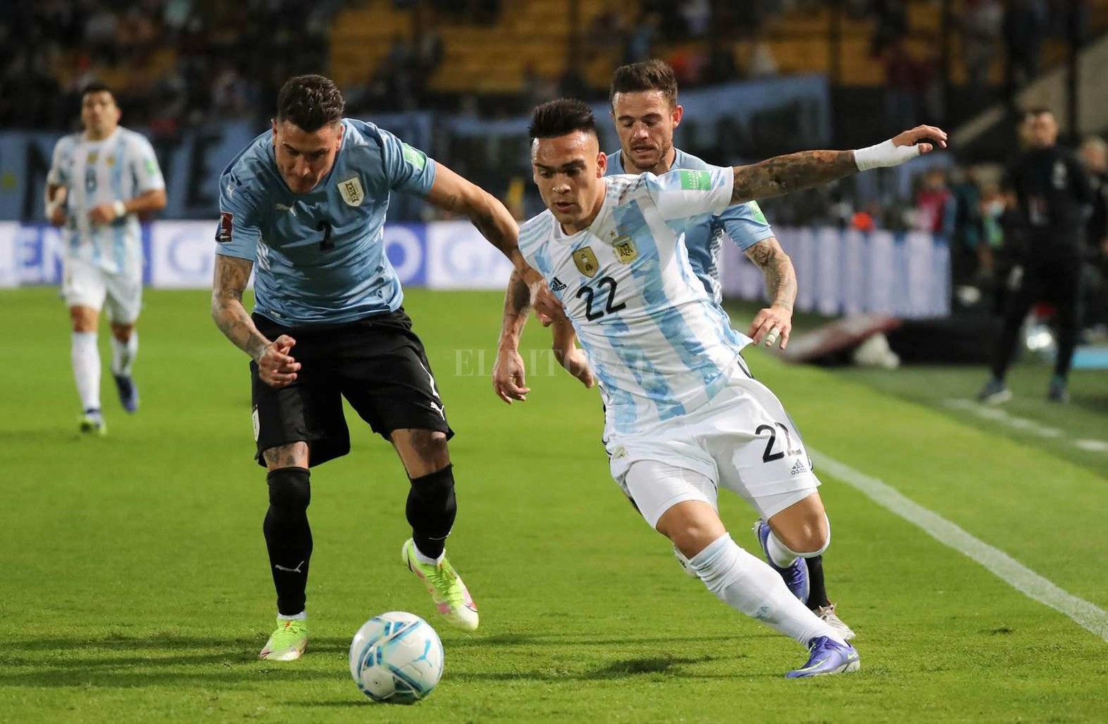 Argentino volvió a ganar (a Uruguay 1 a 0 en Montevideo) y se encamina a clasificar sin sobre salto al mundial de fútbol a disputarse en Qatar.