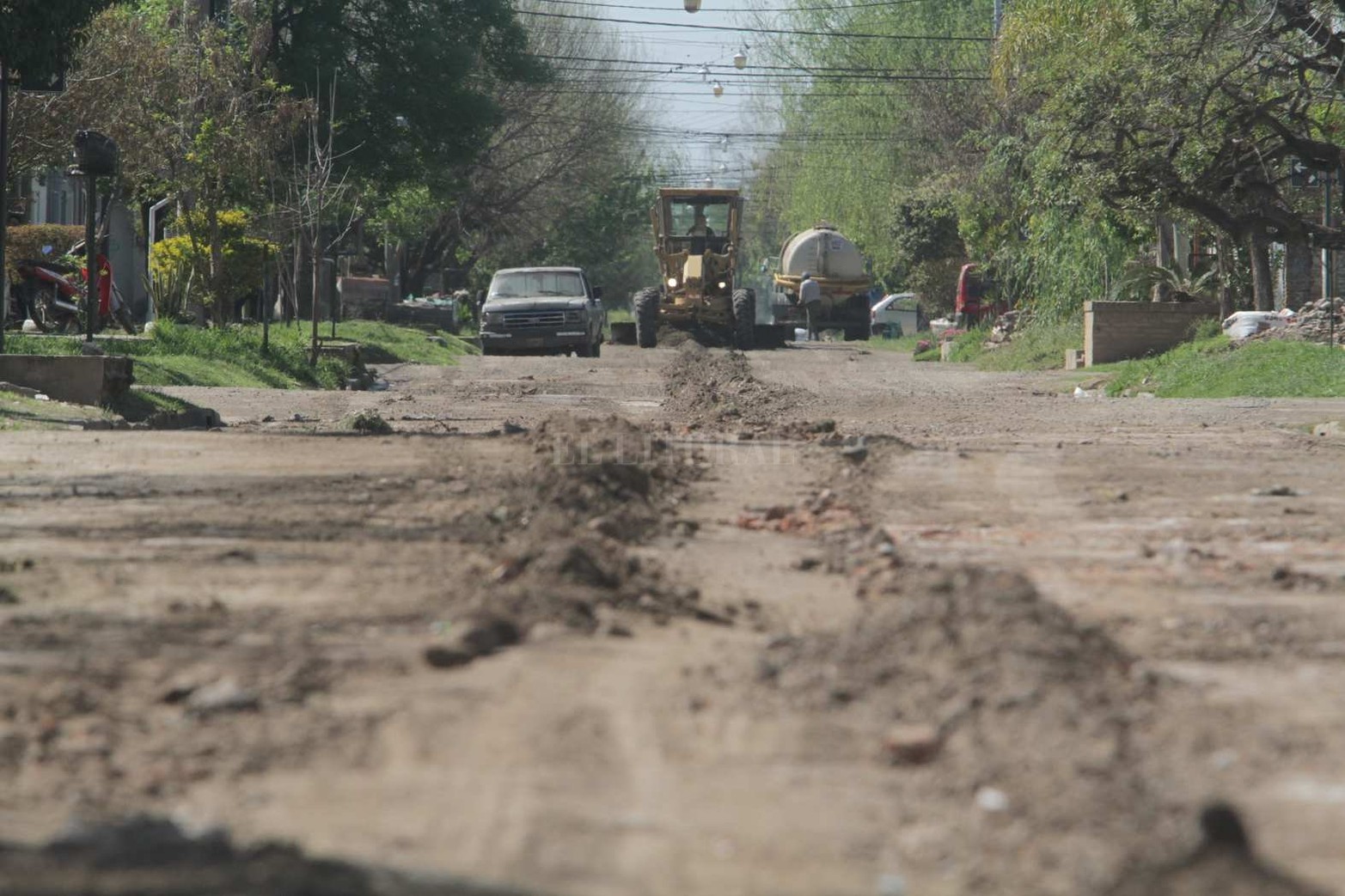 Altos del Valle es uno de los barrios que traza el límite norte de la ciudad con la localidad de Ángel Gallardo. También es el barrio que tiene como particularidad que, de norte a sur, sus calles llevan nombre de flores y, de este a oeste, de árboles.