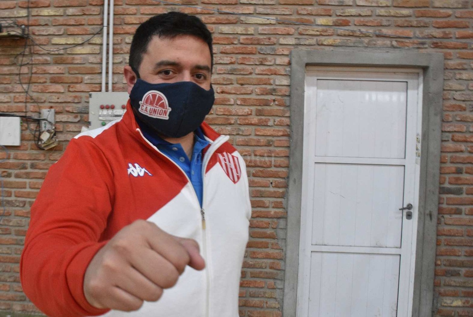 Choque ese puño con el reportero gráfico que más partidos cubrió para diario El Litoral.