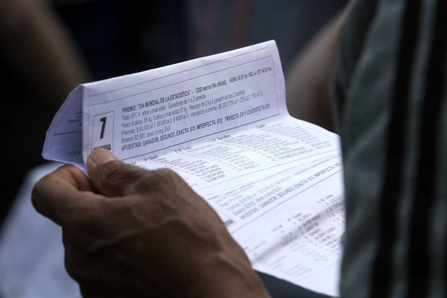 Vida cotidiana en el hipódromo de la Flores en la jornada de sábado con buena asistencia de público.