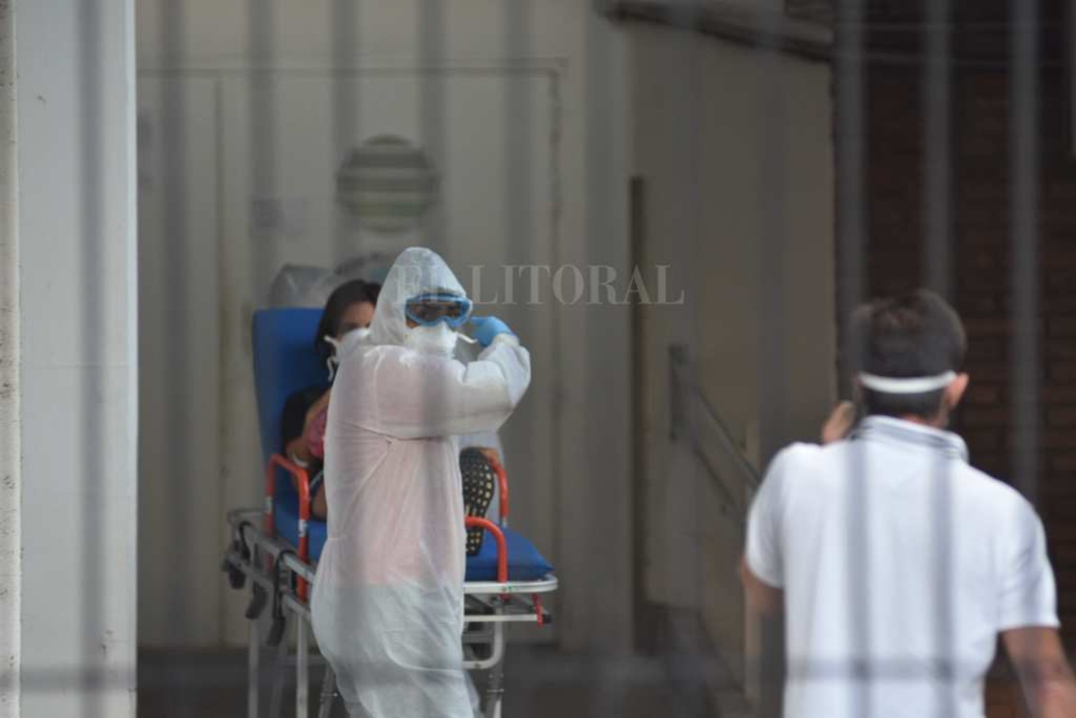 El primer caso en la ciudad que ingresa al hospital Cullen. Sábado 21 de marzo de 2020. Sin síntomas graves los primeros casos fueron internados igual. Luego cambió ese protocolo de salud.