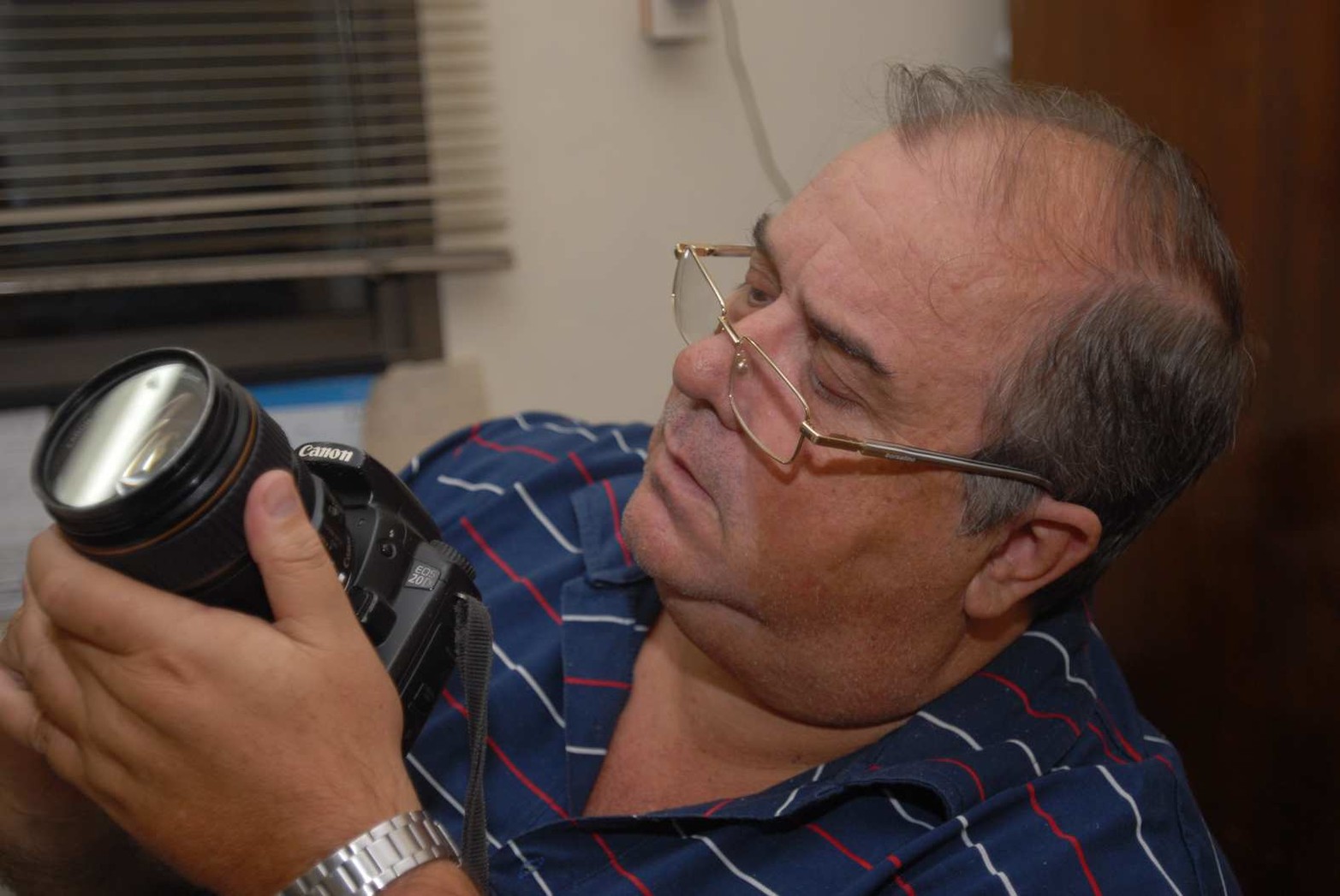 En la sección fotografía. No había marca de cámara de fotos. "Un reportero gráfico puede sacar una buena foto con una Kodak Fiesta" contaba.