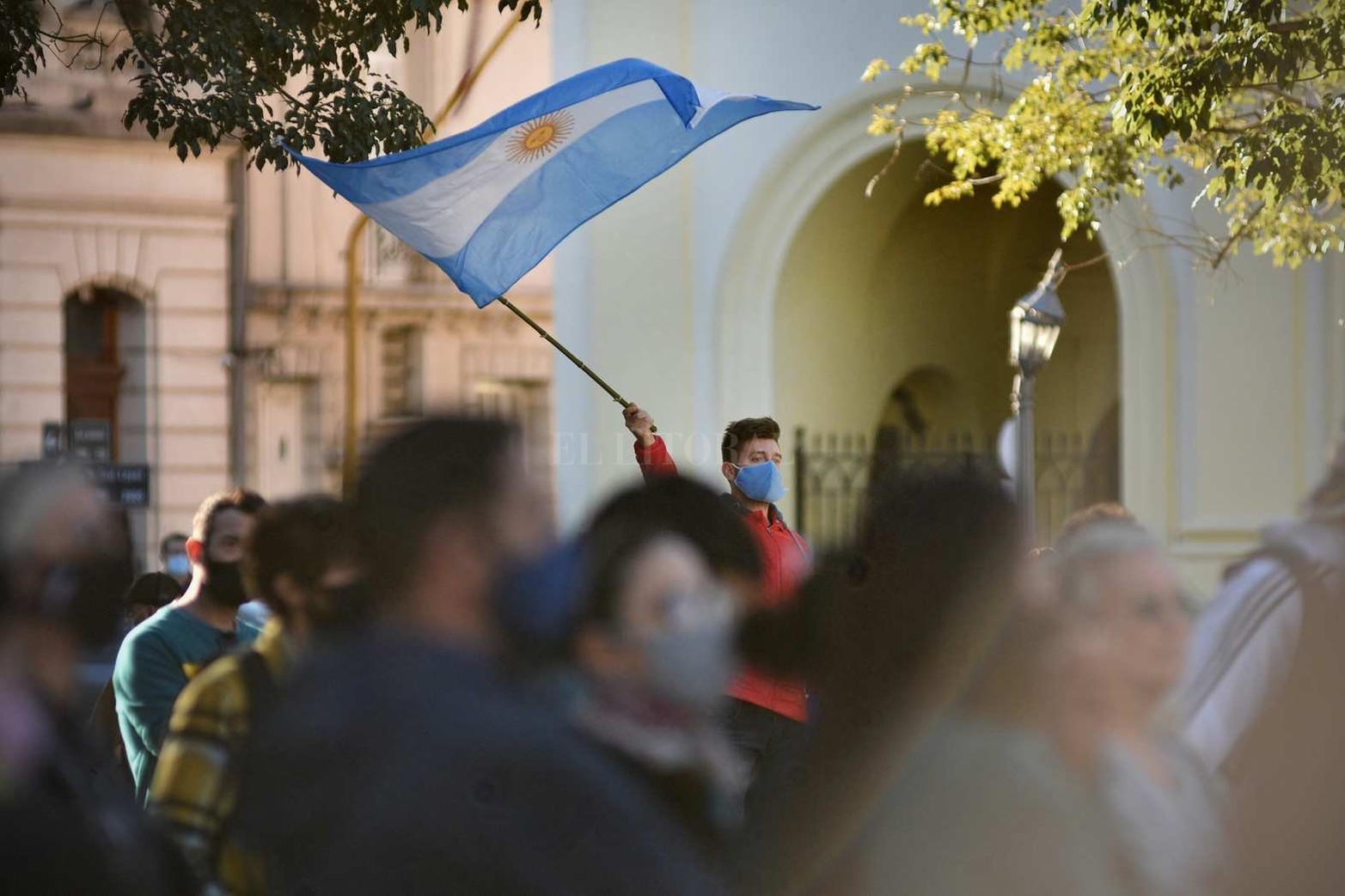 Comerciantes, gastronómicos y propietarios de gimnasios de la ciudad de Santa Fe se dieron cita frente a la Casa de Gobierno para protestar contra el nuevo cierre de actividades por el incremento de casos de coronavirus en la región.
