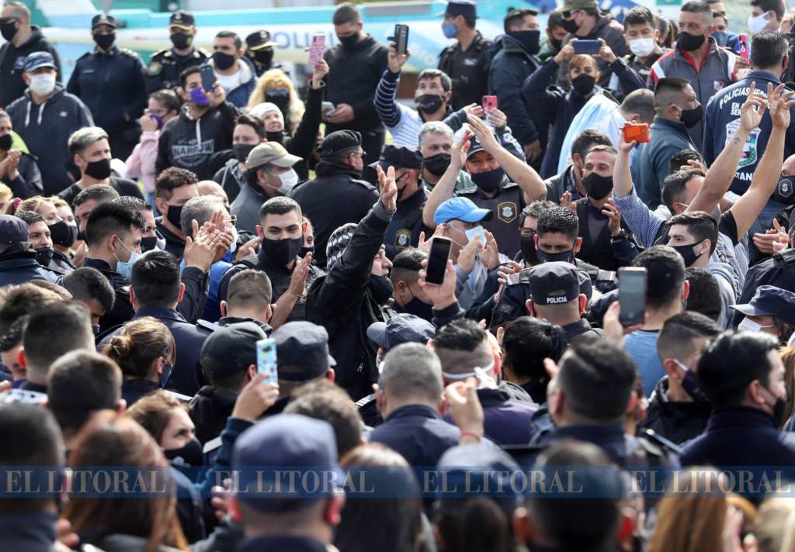 La policía de la provincia de Buenos Aires reclama aumento de sueldo. Al ser una institución sin representación gremial, usaron los propios móviles oficiales para llevar adelante la protesta.