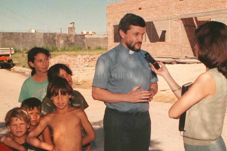 El padre Axel Arguinchona en fotos