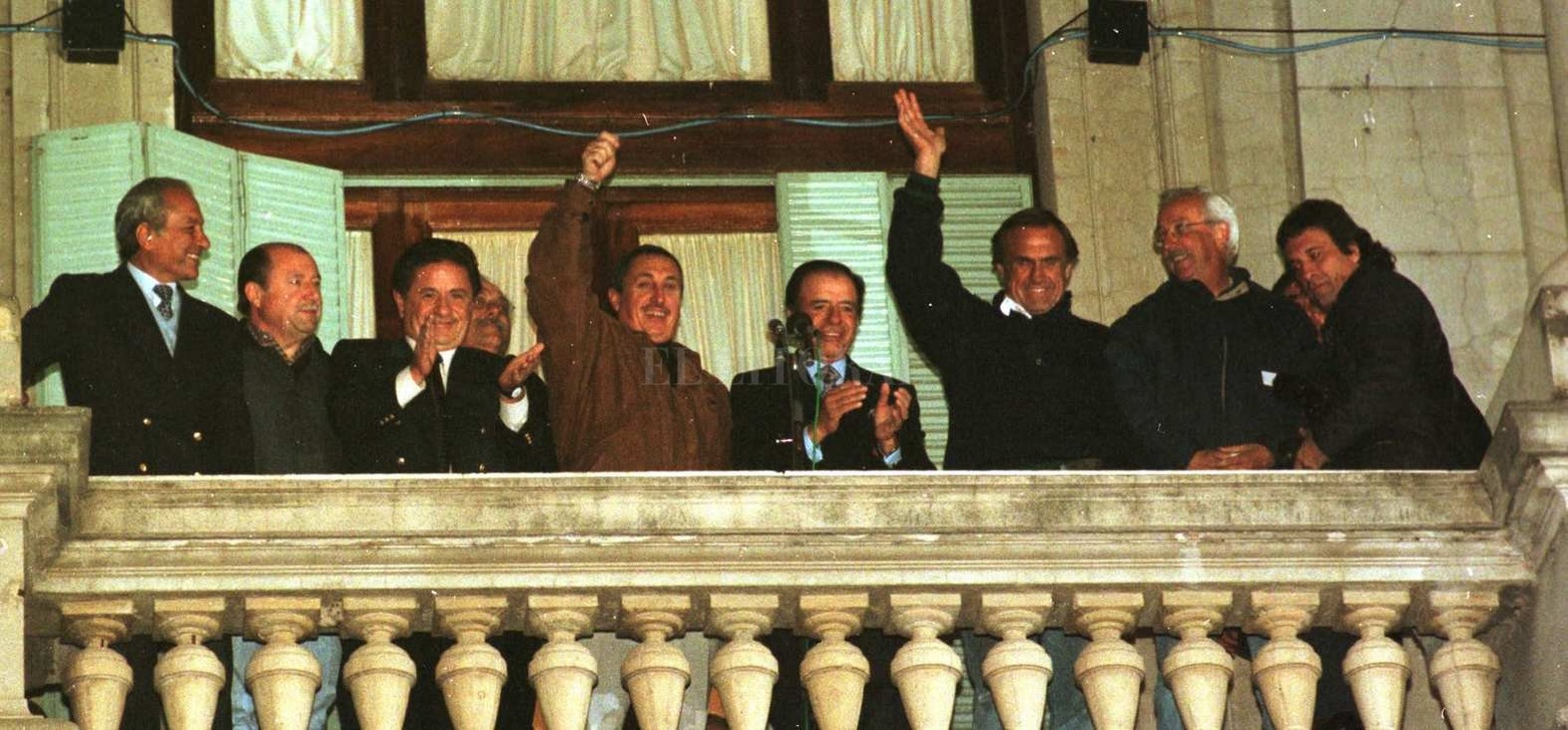 8 de agosto de 1999. Reutemann resulta electo por segunda vez gobernador de la provincia. En los festejos en el balcón de la Casa de Gobierno Eduardo Menem, Jorge Busti, Eduardo Duhalde, Jorge Obeid, Carlos Menem, Carlos Reutemann y Marcelo Muniagurria.