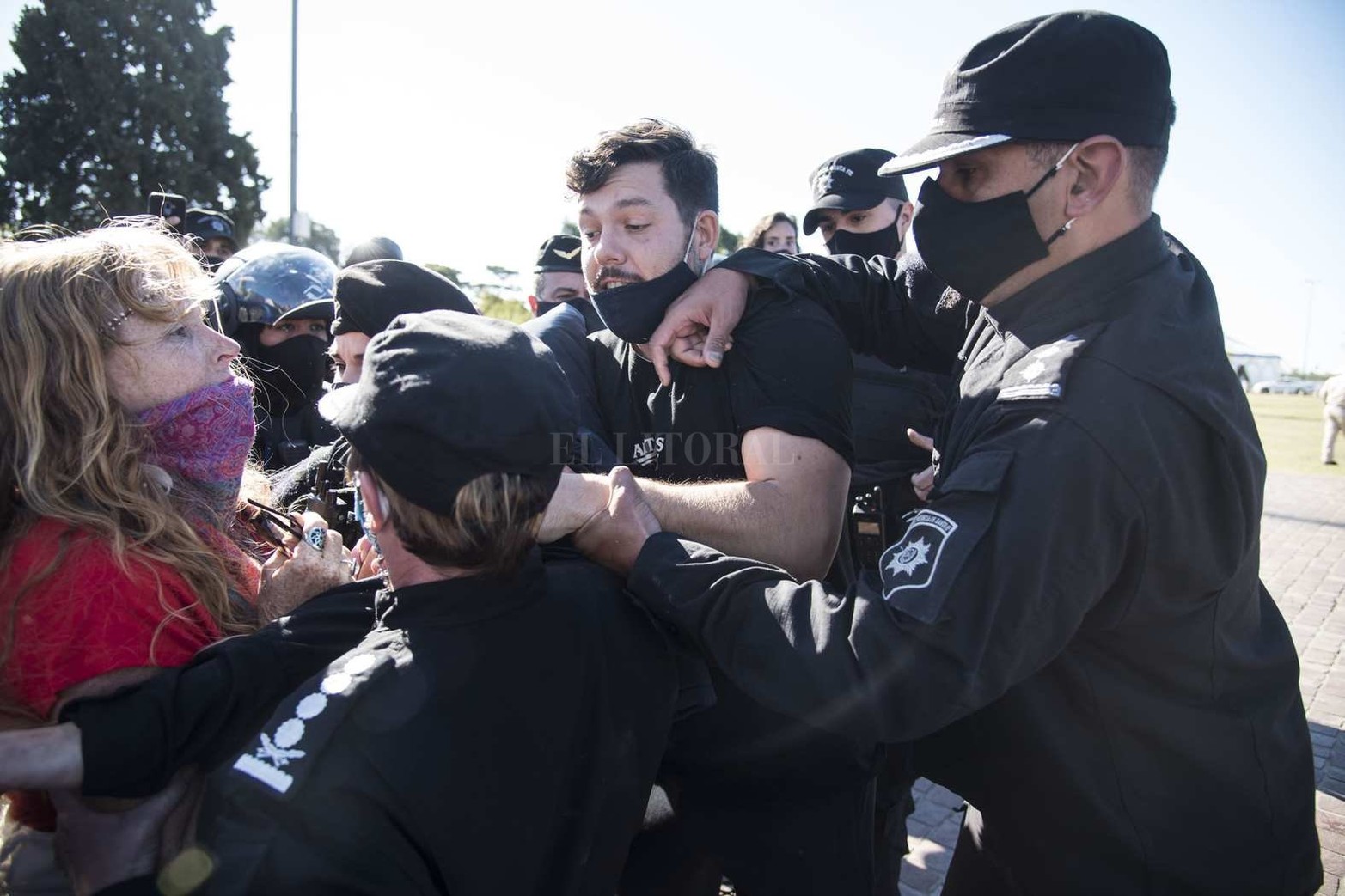 Un grupo numeroso de personas se manifestó en la zona del Monumento en contra de las medidas de aislamiento social que rigen hasta el 30 de junio. La Policía de la Provincia logró despejar la zona y se llevó detenidas a una veintena de personas.