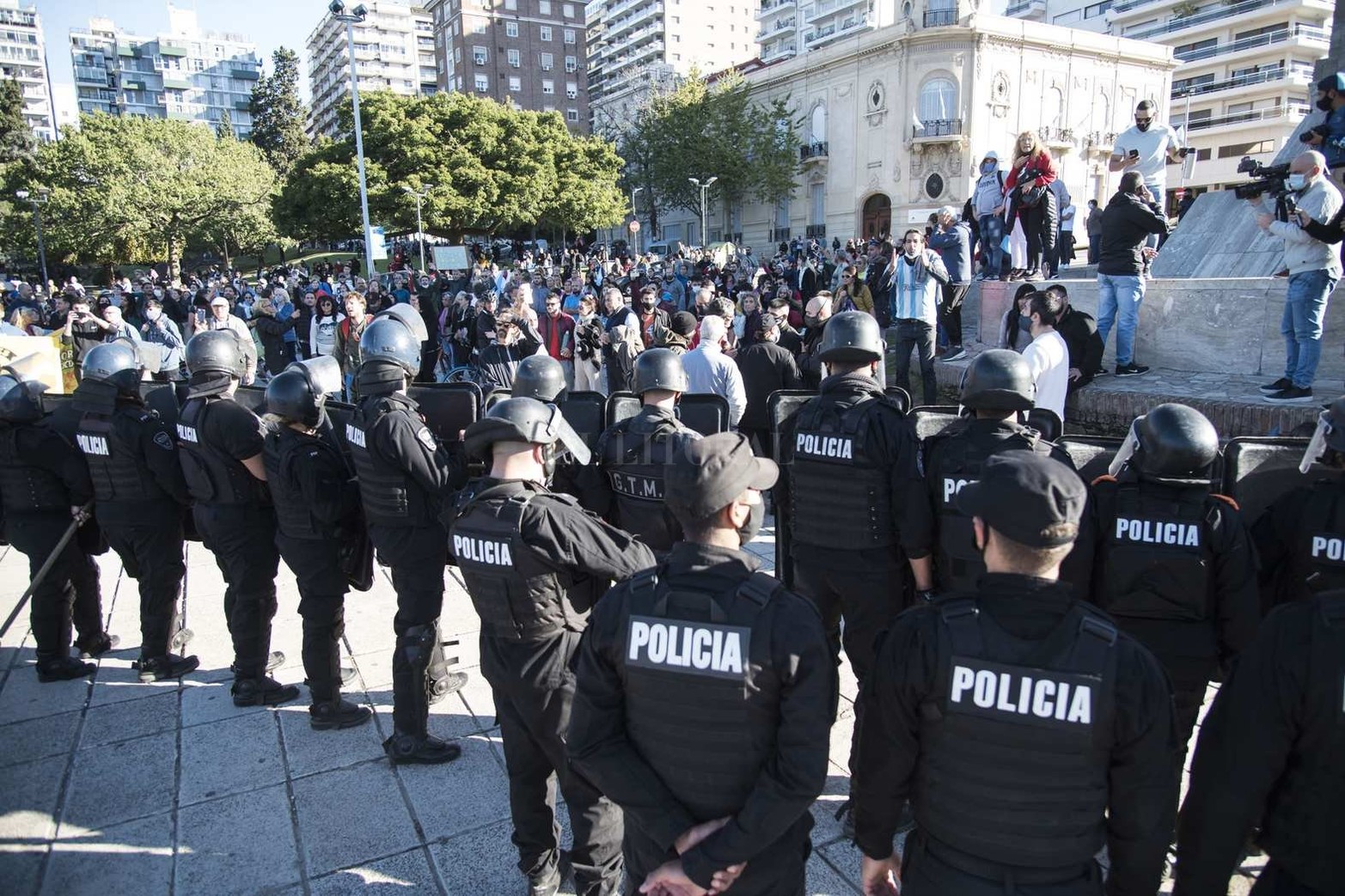 Un grupo numeroso de personas se manifestó en la zona del Monumento en contra de las medidas de aislamiento social que rigen hasta el 30 de junio. La Policía de la Provincia logró despejar la zona y se llevó detenidas a una veintena de personas.