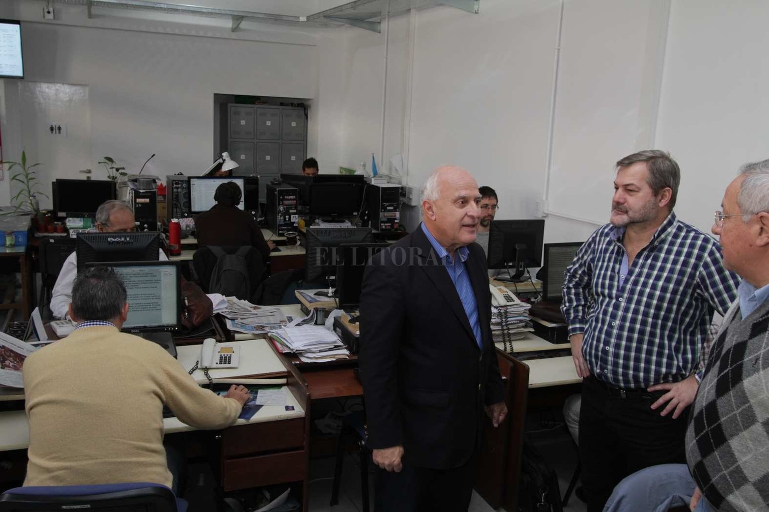 16 de junio de 2015. Miguel Lifschitz visitó diario El Litoral. En la imagen con los Secretarios de Redacción Néstor Fenoglio y Rómulo Crespo.