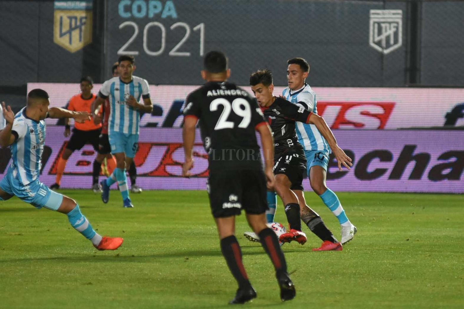 Alexis Castro engancha y luego define. Fue el 3 a 0 definitivo a los 40 minutos del segundo tiempo.