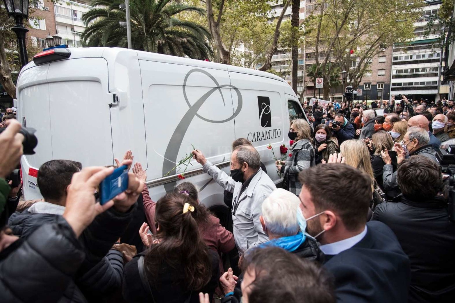 Por protocolo el cuerpo fue trasladado en una camioneta cerrada.