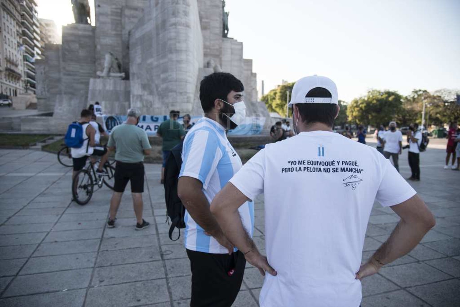 El Monumento a la Bandera fue el epicentro de la concentración en la ciudad de Rosario de los que piden por Diego Maradona.