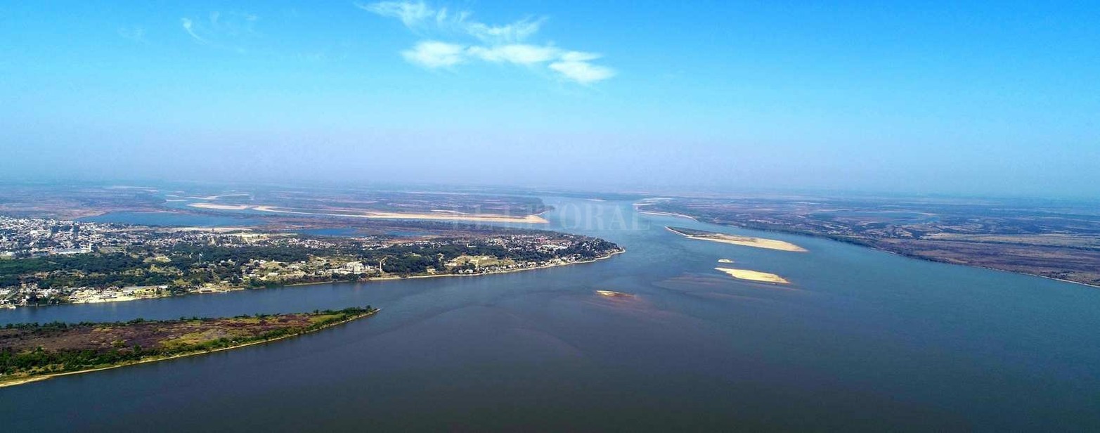 La vista descriptiva hacia el sur, donde se puede ver bancos de arenas. Zona de barrio Bajada Grande en la vecina ciudad de Paraná.