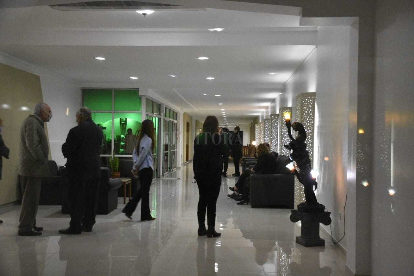 Desde temprano, familiares y allegados acompañan el velatorio del senador nacional. Reutemann murió hoy a los 79 años tras permanecer dos meses hospitalizado.