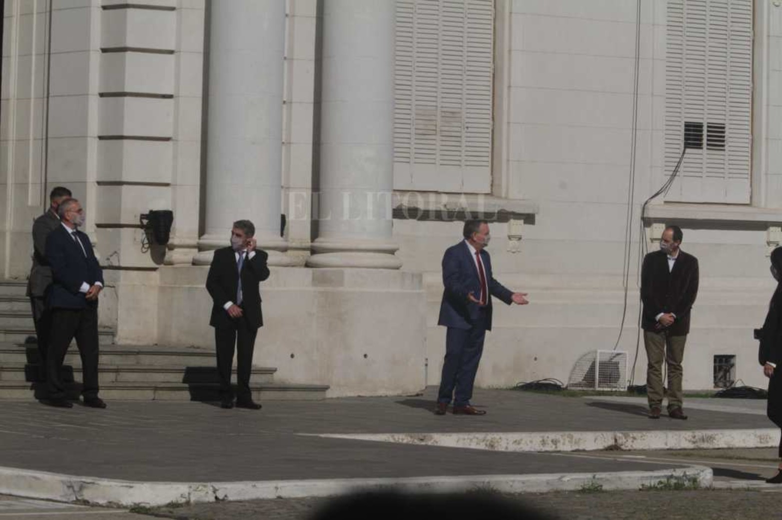 Los legisladores que recibieron al gobernador.