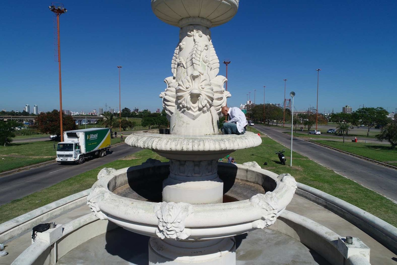 Escultura con historia. La Fuente de la Cordialidad vuelve a lucir sus mejores galas como la puerta de entrada a Santa Fe. Fue restaurada por Eduardo Gómez en un trabajo encargado por el municipio.