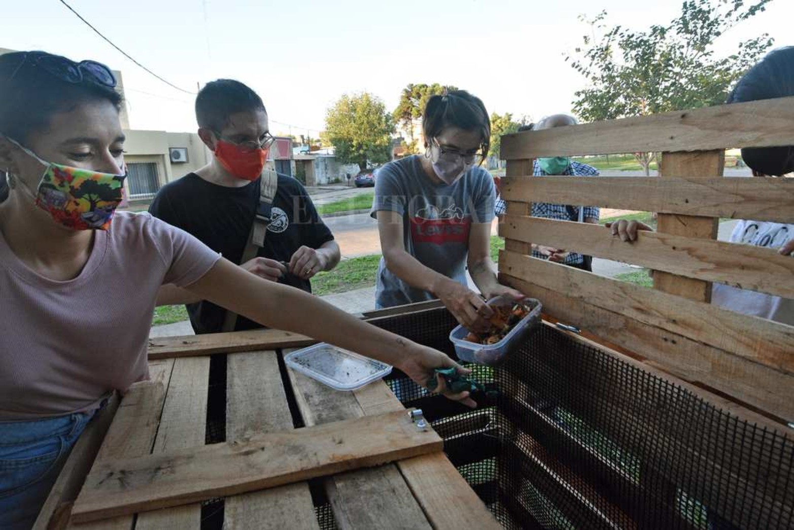 Fue instalada en la plaza Escalante. La prueba piloto será llevada adelante por los vecinos del barrio. Tiene entre sus objetivos disminuir la cantidad de residuos que se lleva a disposición final del relleno sanitario, y causar el menor impacto en el cambio climático.
