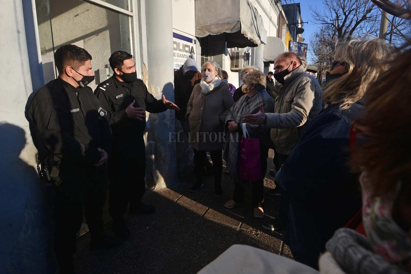 Vecinos de barrio Guadalupe protestaron este martes ante la seccional octava, reclamando por hechos de inseguridad que ocurren con mucha frecuencia en la zona.