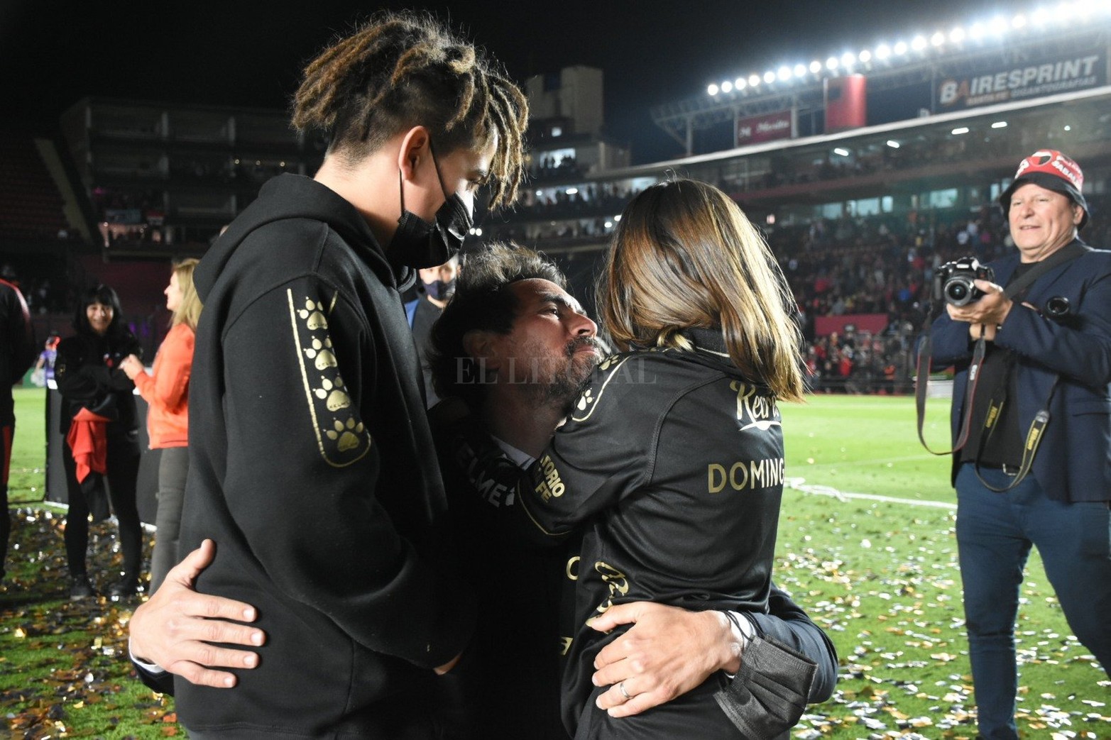 El abrazo del DT Eduardo Domínguez juntos a tus hijos.
