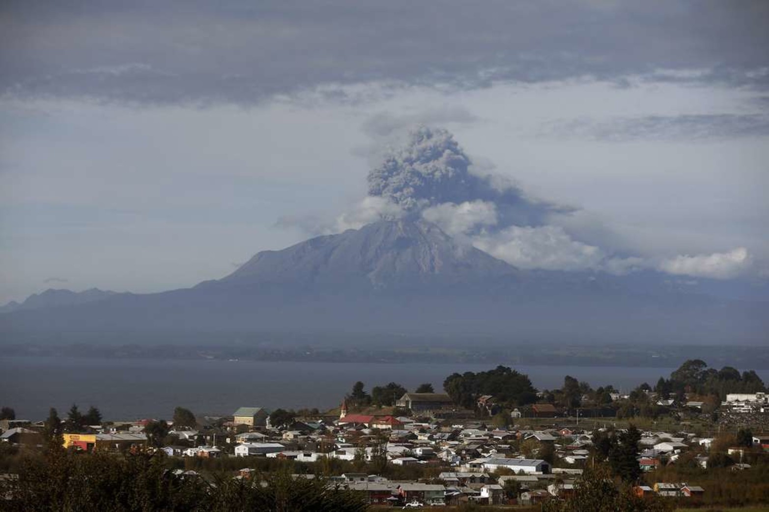 El volcán chileno Calbuco entró por tercera vez en erupción