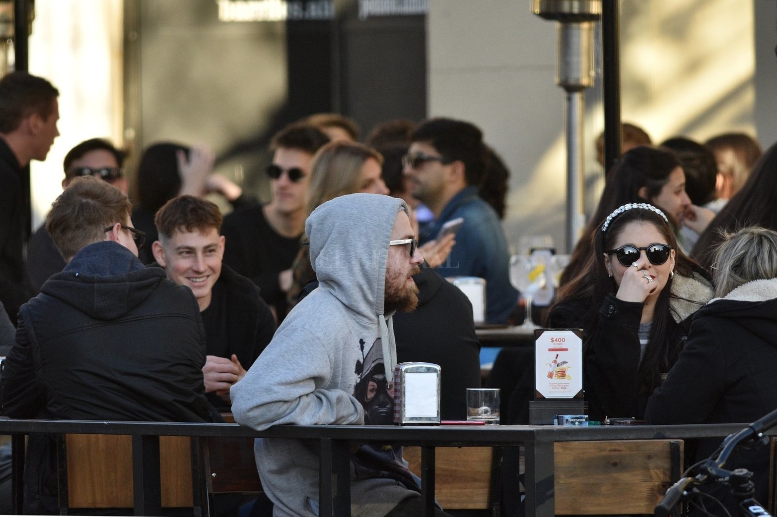 Se celebra el Día del Amigo y muchos grupos de personas salen a festejar en bares, restaurantes y espacios públicos tradicionales de la ciudad.