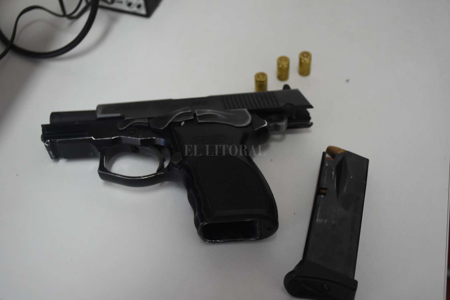 En cuanto a peritaje balístico hay varios tipos, precisó. Uno está en el lugar del hecho. El perito se constituye en el lugar y se procede al secuestro de indicios, como vainas, proyectiles y demás. Ese material se trae al laboratorio y se hacen las pericias pertinentes. Se determina calibre, si hay un arma de fuego. Hacemos cotejos con microscopio de comparación.