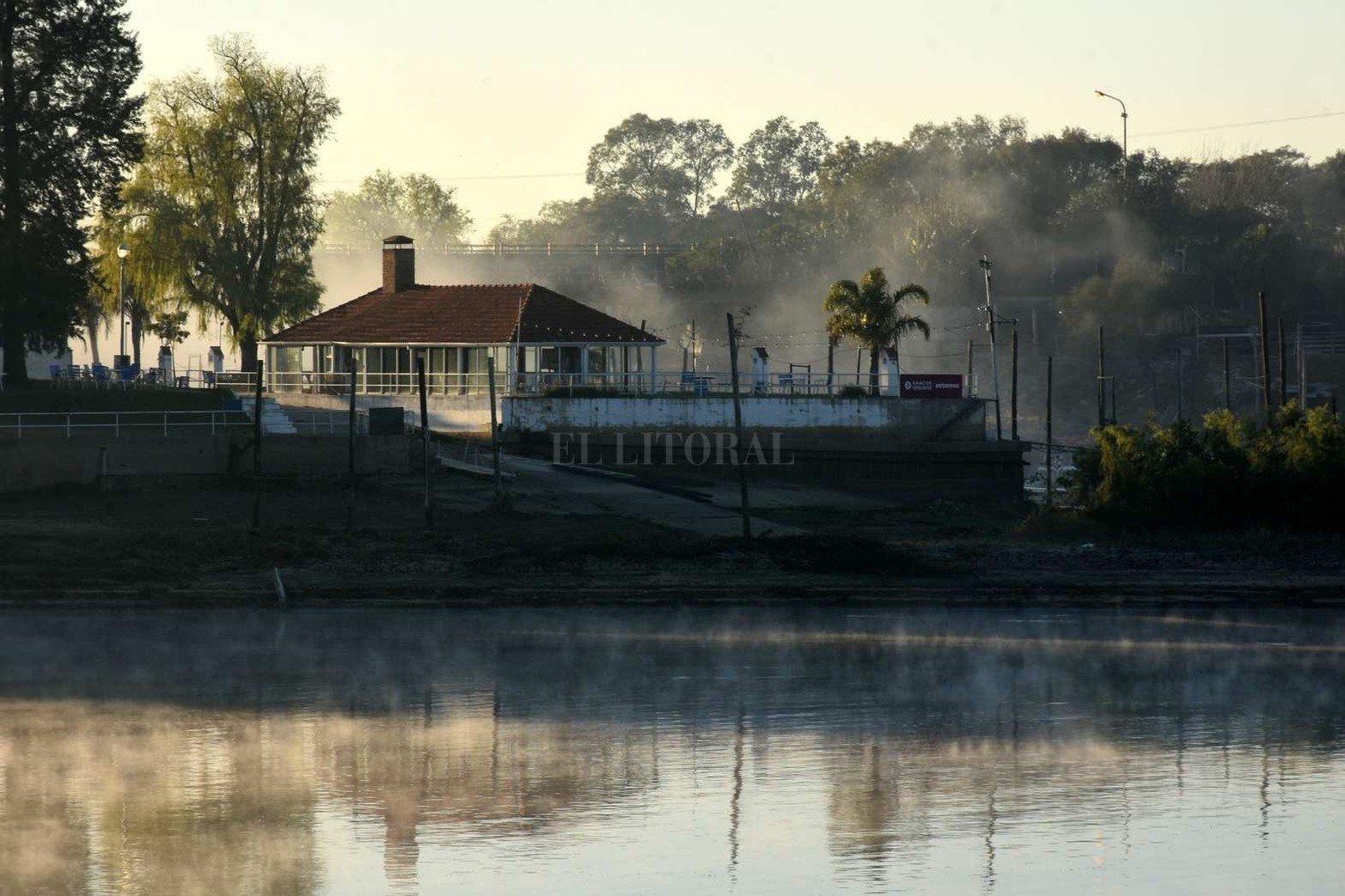 Los bruscos cambios de temperatura es uno de los factores por los cuales se suele formar esta bruma sobre el agua.