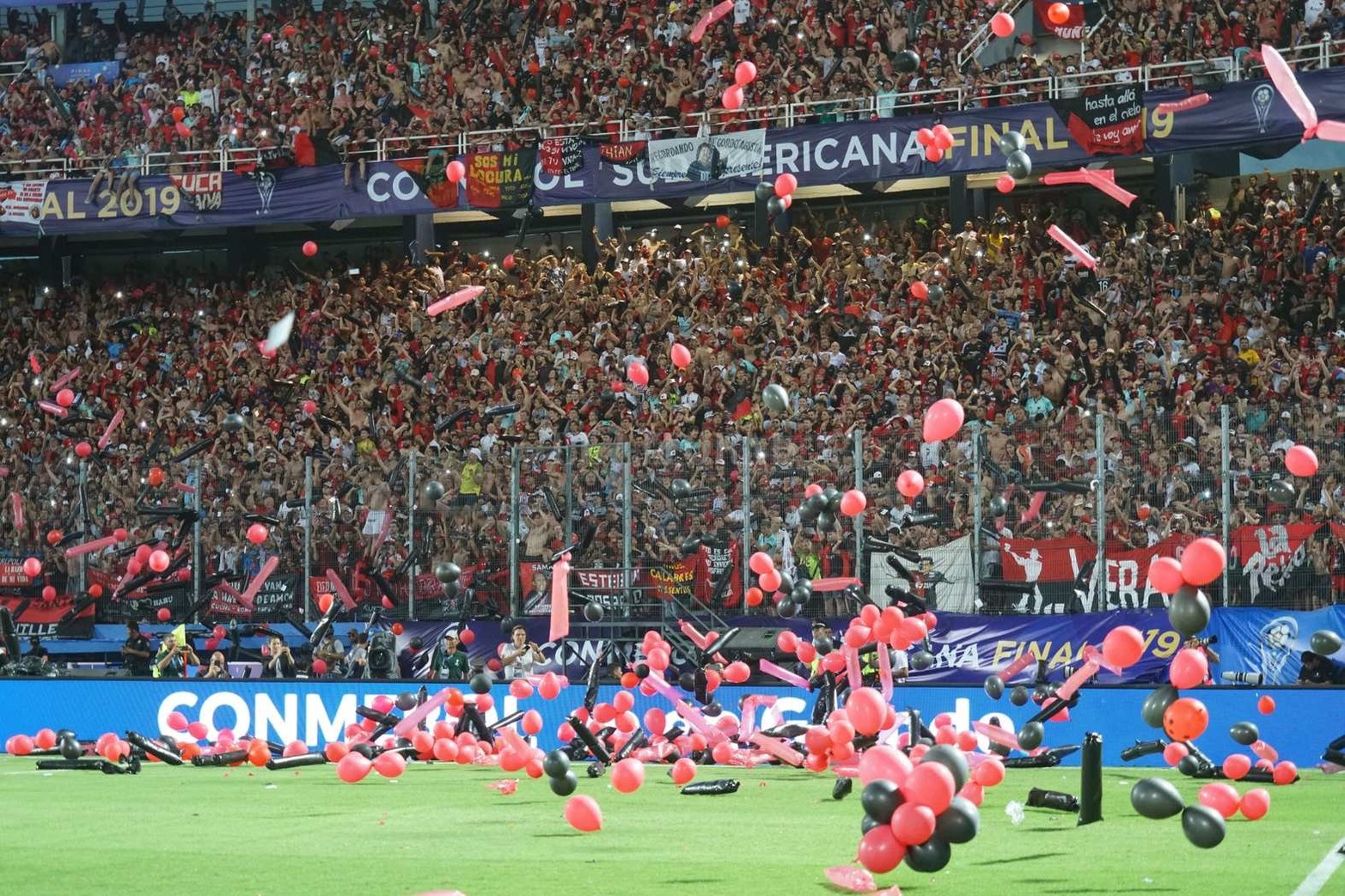 Asunción del Paraguay. Sábado 9 de noviembre de 2019. Primera final organizada por la Conmebol con partido único. Colón logró una movilización histórica a otro país: 40.000 personas. Aquella final perdió 3 a 1 con Independiente del Valle de Ecuador.