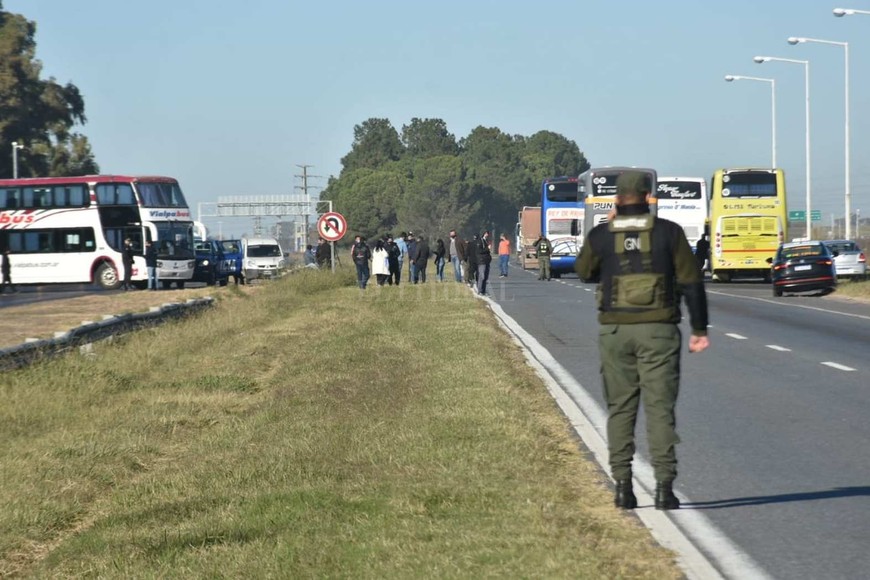 Empresas de turismo ahora cortan la autopista Santa Fe Rosario