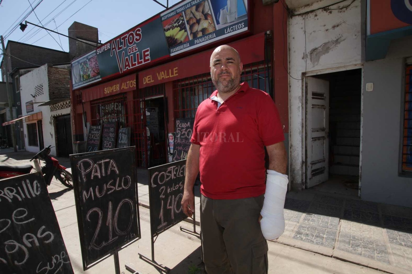 El hombre del techo. Fabián Fernández es el hombre que en 2013 cobró protagonismo en el medio de una ola de saqueos que había en la ciudad. Lo único que quería era que nadie arruine lo construido por su hermano con esfuerzo y trabajo.