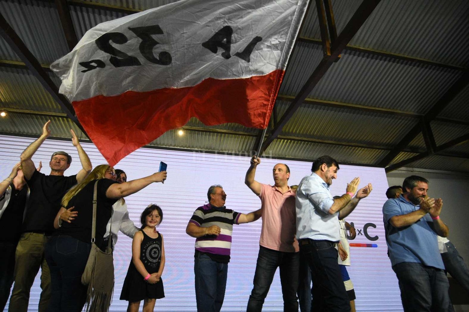 El ex intendente -con dos mandatos consecutivos- José Corral aprovechó el momento para hacer flamear una bandera.