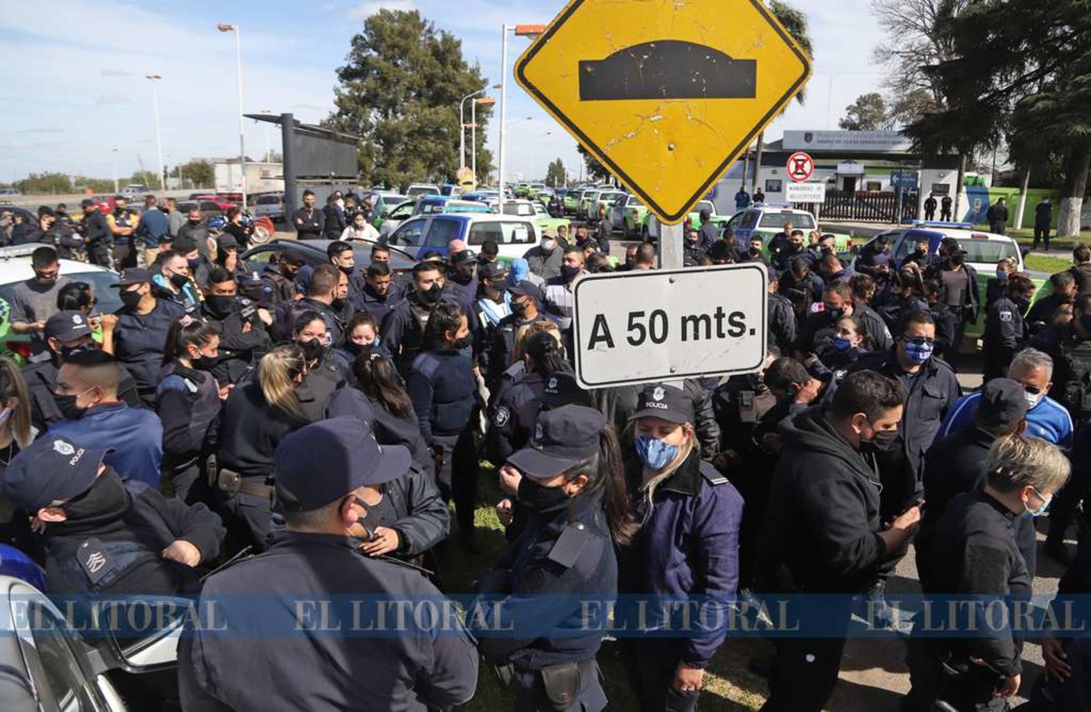 La policía de la provincia de Buenos Aires reclama aumento de sueldo. Al ser una institución sin representación gremial, usaron los propios móviles oficiales para llevar adelante la protesta.