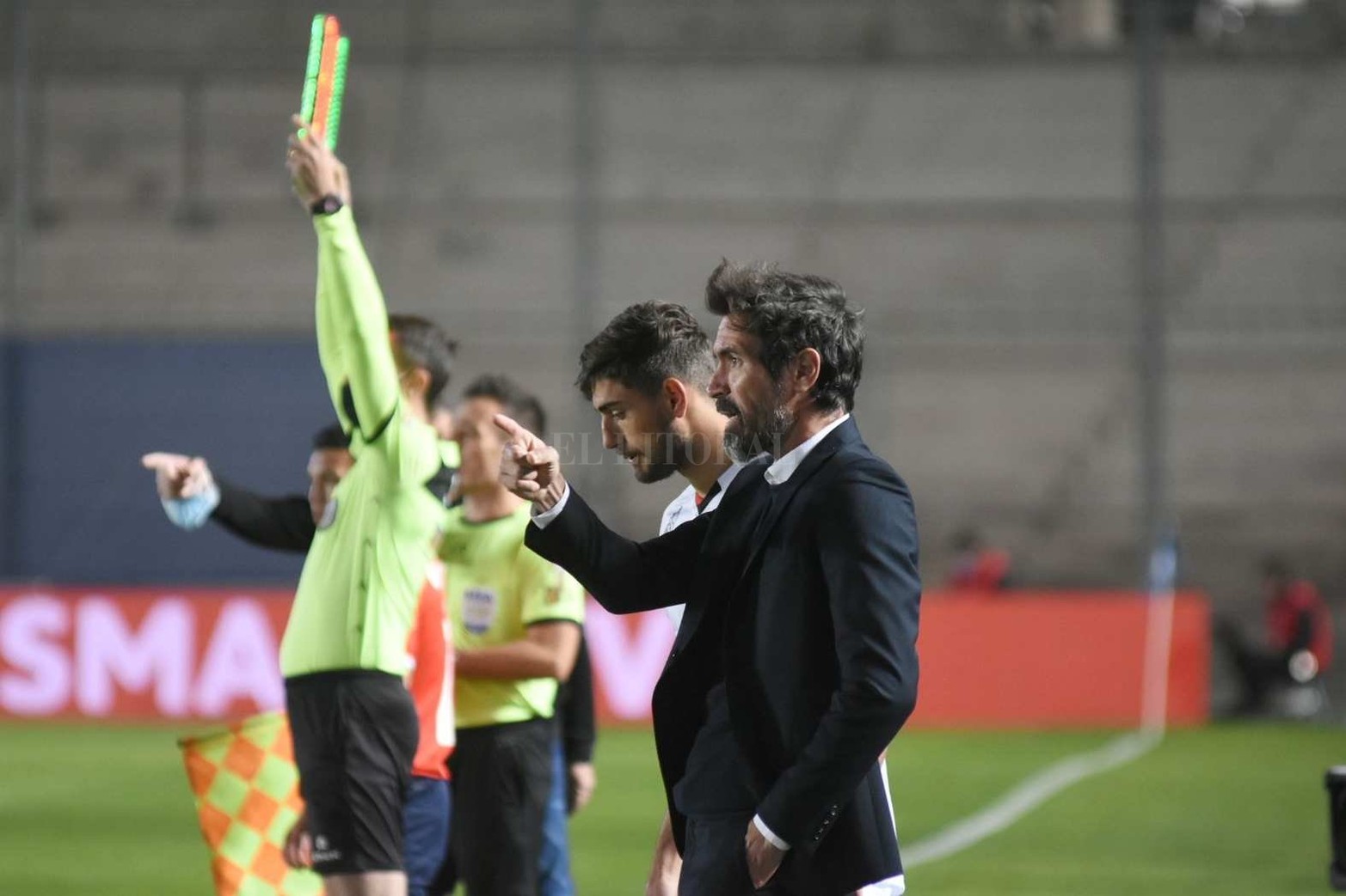Acertado cambio. Eduardo Domínguez habla con Santiago Perotti. A los pocos minutos de ingresar, marcó el segundo gol.