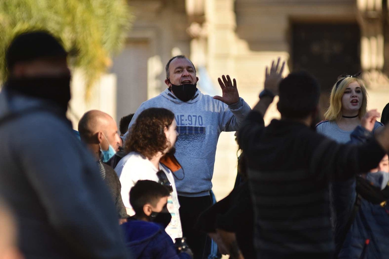 Comerciantes, gastronómicos y propietarios de gimnasios de la ciudad de Santa Fe se dieron cita frente a la Casa de Gobierno para protestar contra el nuevo cierre de actividades por el incremento de casos de coronavirus en la región.