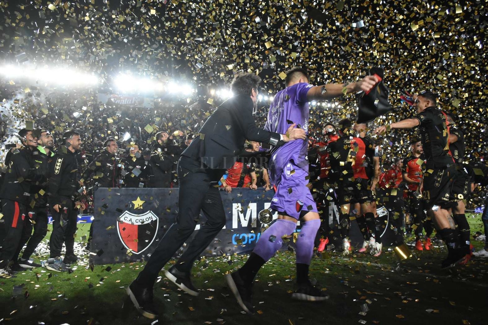 Cuatro meses después de la noche de San Juan, Colón armó la fiesta del campeón en el Cementerio de los Elefantes. La Copa, Vignatti, el "Pulga" Rodríguez, el "Barba" y la esperada vuelta olímpica con su gente en las tribunas. 